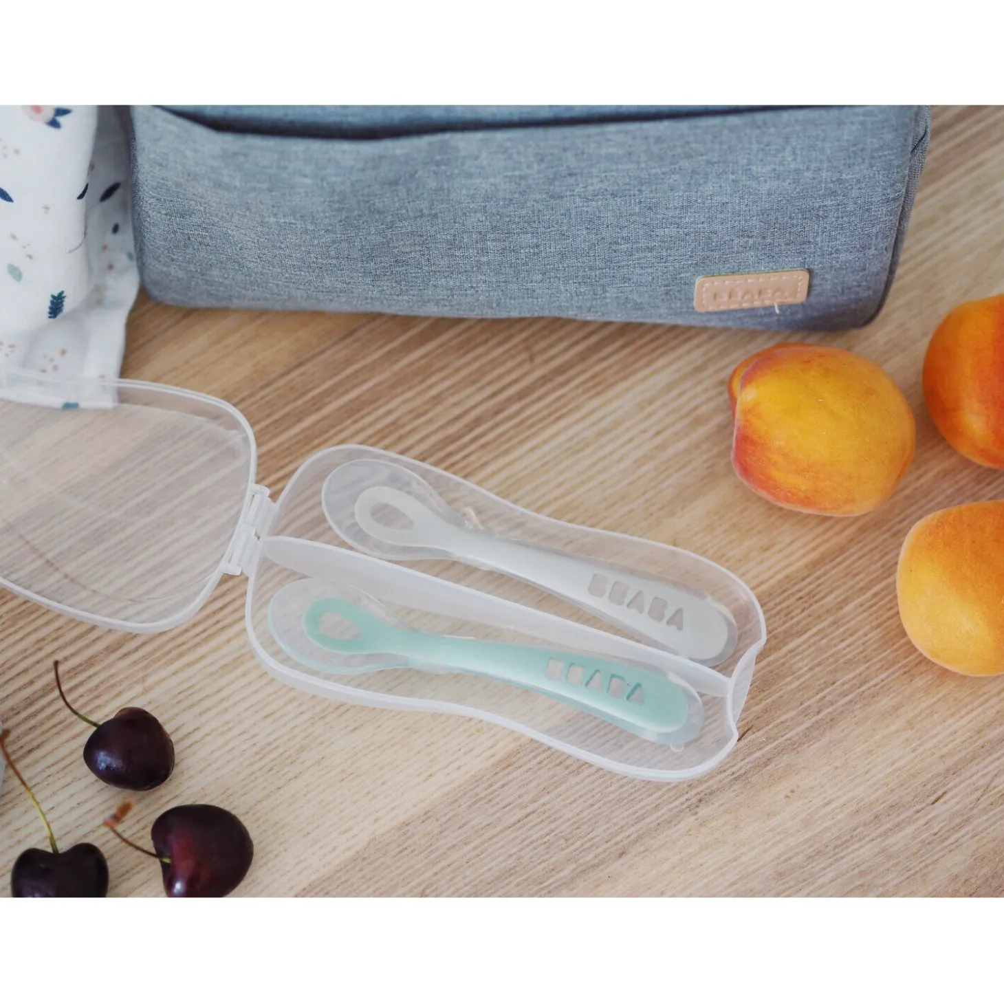 Lot 2 cuillères 2ème âge silicone avec boite de transport Vert sauge/Gris velours